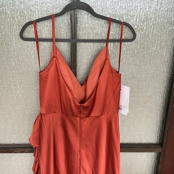 V-NECK SPAGHETTI STRAP SATIN GOWN size 10 - Picture 9 of 10